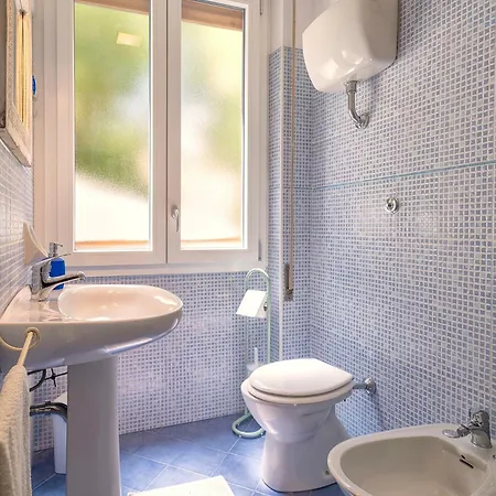 Apartment Hiddengarden With Garden And Jacuzzi In The Center Of The Of