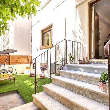 Hiddengarden With Garden And Jacuzzi In The Center Of The Of *