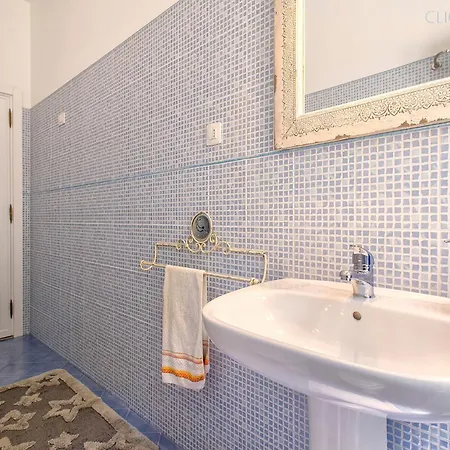 Hiddengarden With Garden And Jacuzzi In The Center Of The Of *