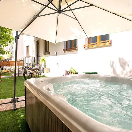 Hiddengarden With Garden And Jacuzzi In The Center Of The Of