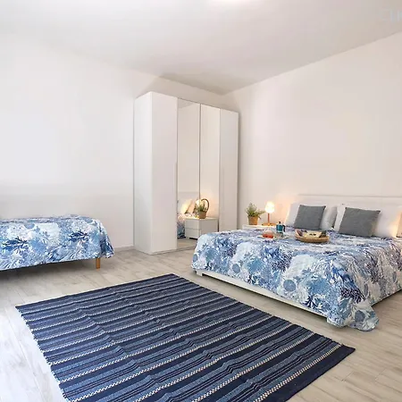 Hiddengarden With Garden And Jacuzzi In The Center Of The Of Apartment