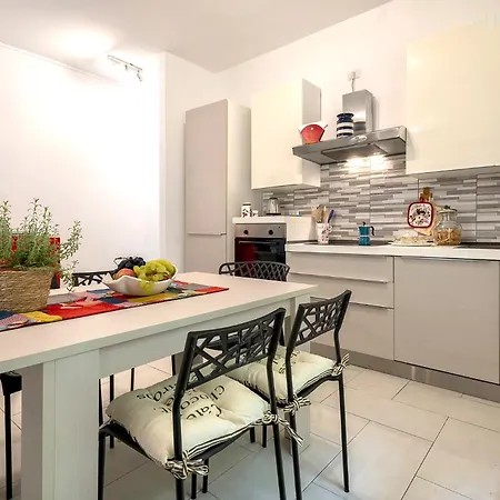 Apartment Hiddengarden With Garden And Jacuzzi In The Center Of The Of Alghero