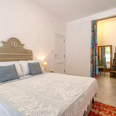 Apartment Hiddengarden With Garden And Jacuzzi In The Center Of The Of *
