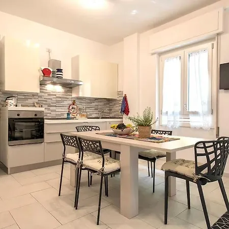 Hiddengarden With Garden And Jacuzzi In The Center Of The Of