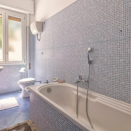 Hiddengarden With Garden And Jacuzzi In The Center Of The Of