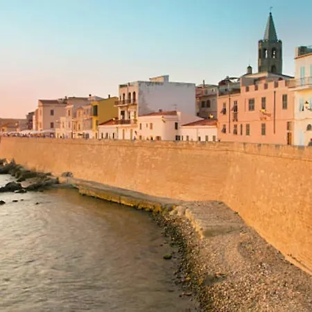 Apartment Hiddengarden With Garden And Jacuzzi In The Center Of The Of Alghero