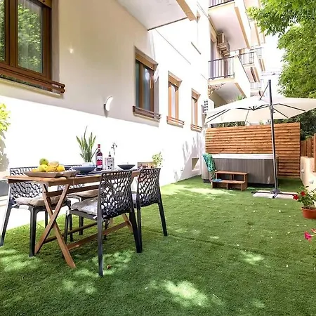 Hiddengarden With Garden And Jacuzzi In The Center Of The Of Apartment