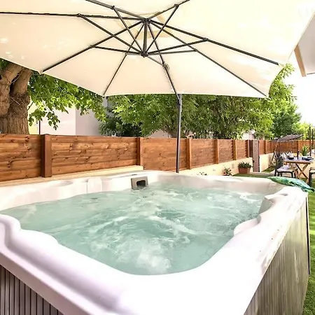 Apartment Hiddengarden With Garden And Jacuzzi In The Center Of The Of *