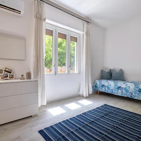 Hiddengarden With Garden And Jacuzzi In The Center Of The Of