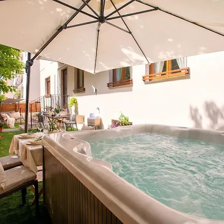 Hiddengarden With Garden And Jacuzzi In The Center Of The Of *