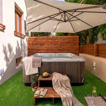 Hiddengarden With Garden And Jacuzzi In The Center Of The Of شقة