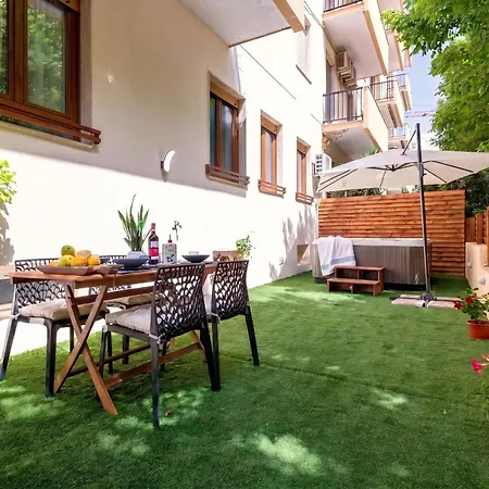 Hiddengarden With Garden And Jacuzzi In The Center Of The Of * Αλγκέρο