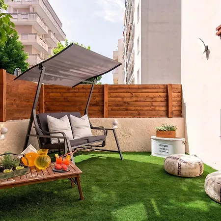 Hiddengarden With Garden And Jacuzzi In The Center Of The Of