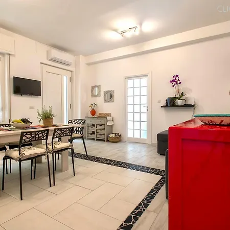 Hiddengarden With Garden And Jacuzzi In The Center Of The Of Apartman Alghero