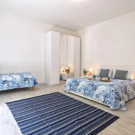 Apartment Hiddengarden With Garden And Jacuzzi In The Center Of The Of *