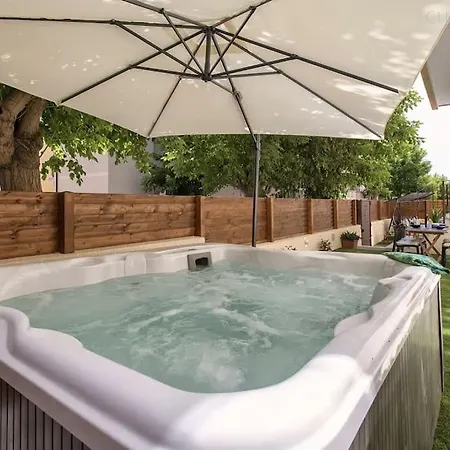 Hiddengarden With Garden And Jacuzzi In The Center Of The Of Apartman